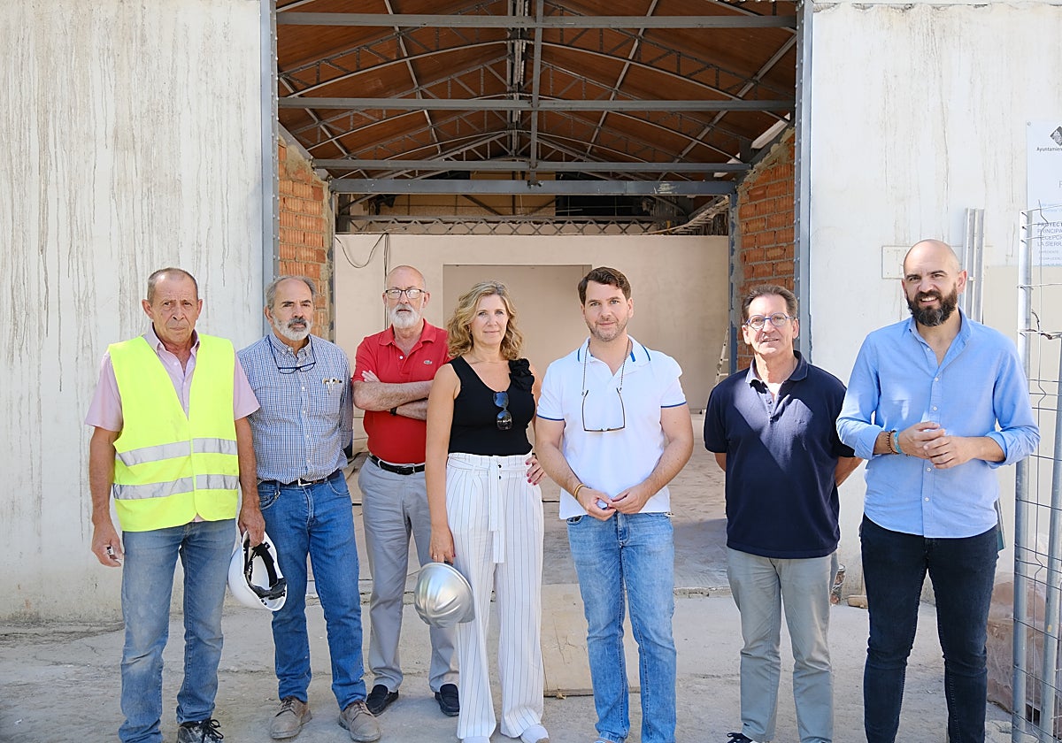 El alcalde de Cabra, otros ediles y técnicos en el hangar que se está rehabilitando en la antigua estación
