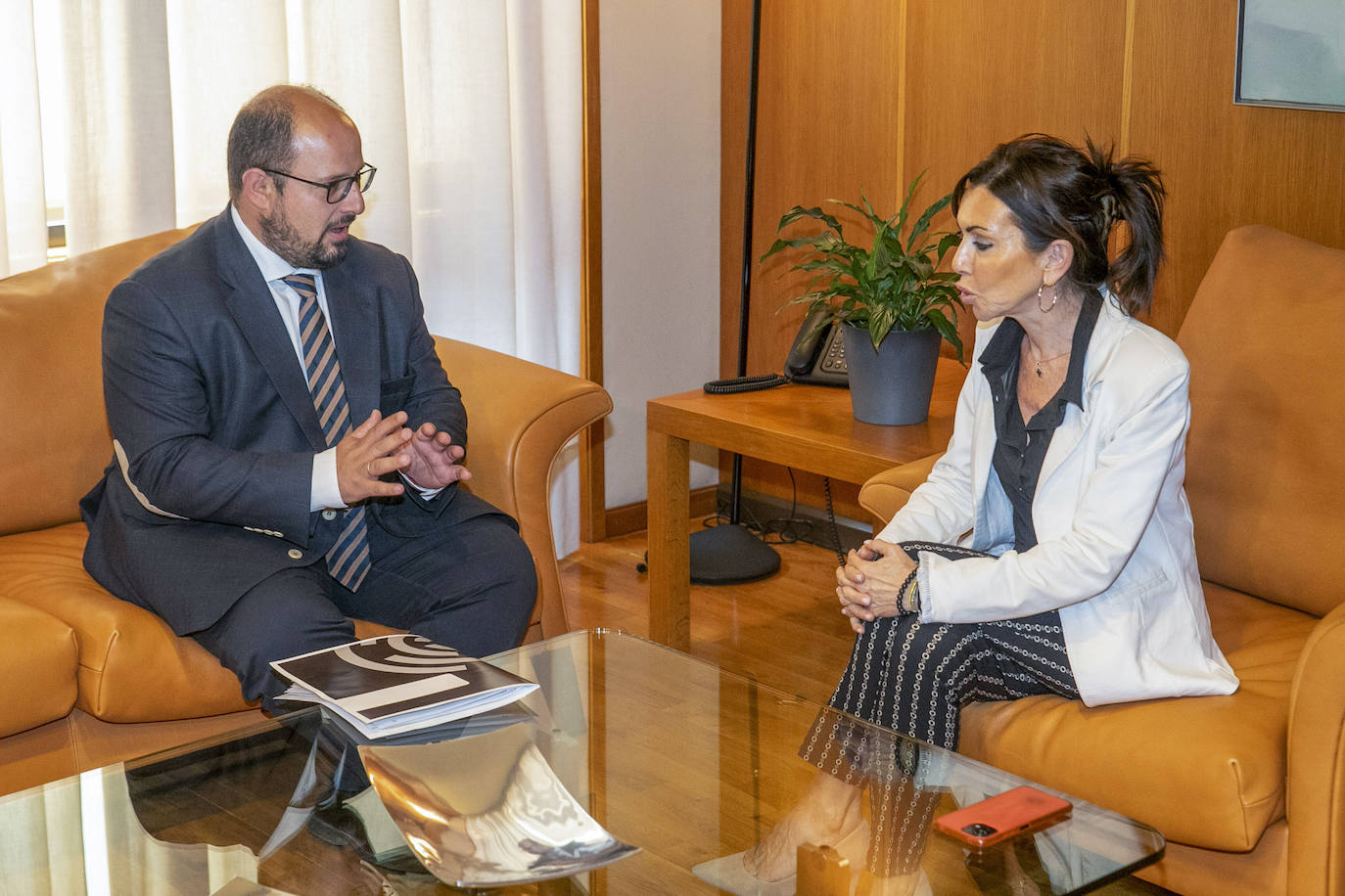 Alberto Izquierdo, líder del PAR, con la presidenta de las Cortes de Aragón, Marta Fernández