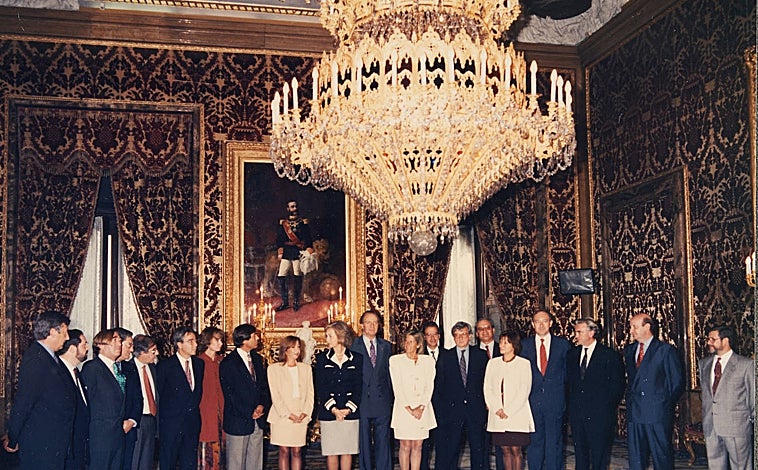 Imagen principal - El Grupo Crónica, con los Reyes Don Juan Carlos y Doña Sofía o con el expresidente de la Generalitat Jordi Pujol. Abajo, Cernuda, Dávila, Barriga y Casado, durante su encuentro con ABC 