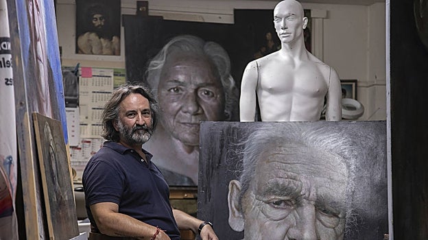 Rafael Cervantes, con algunas de sus obras