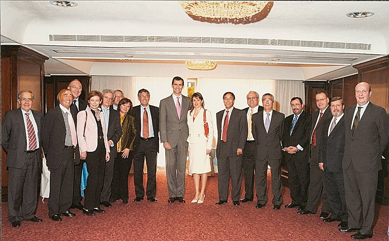 Imagen principal - El Grupo Crónica, en sus encuentros con diversas personalidades, como los Príncipes de Asturias y hoy Reyes de España o el expresidente de Castilla-La Mancha José Bono