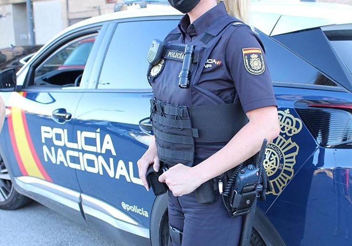 Un agente de la Policía Nacional