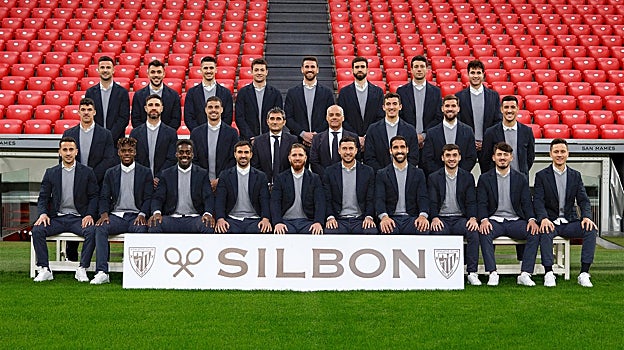 La plantilla del Atheltic posa con trajes de la marca Silbon en el césped de San Mamés
