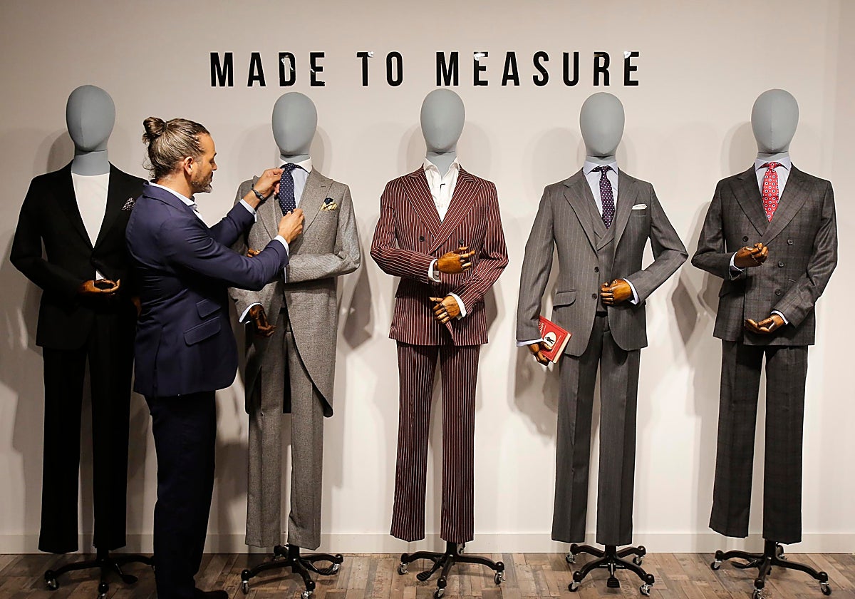 Un trabajador de Silbon repasa varios maniquíes con trajes de la marca cordobesa en una tienda