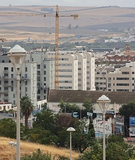 Imagen secundaria 2 - Aunque las nuevas promociones se concentran en la zona de Poniente (Huerta de Santa Isabel o Arruzafa), donde apenas se suba el terreno se puede contemplar un horizonte repleto de obra residencial, hay otros puntos de la ciudad donde también se están ocupando los suelos previstos en el PGOU. Es el caso de áreas del polígono Chinales (Tribeca) y el entorno de Virgen de las Angustias.