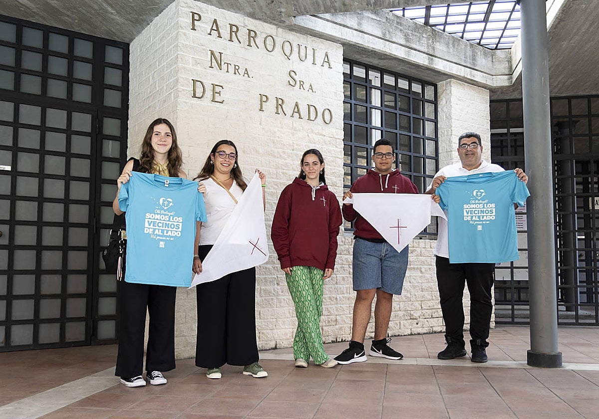 Peregrinos de la Diócesis de Valladolid, tras recoger sus camisetas