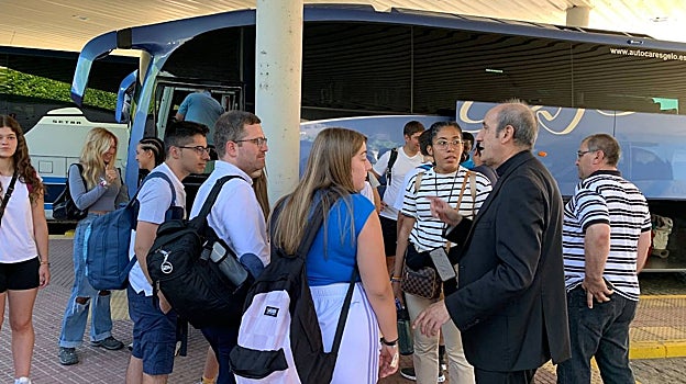 El obispo de Astorga despide en la estación de autobuses a jóvenes que van a participar