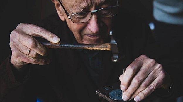 Julián Simón, uno de los grandes maestros damasquinadores, a quien recientemente la Fundación le rindió homenaje