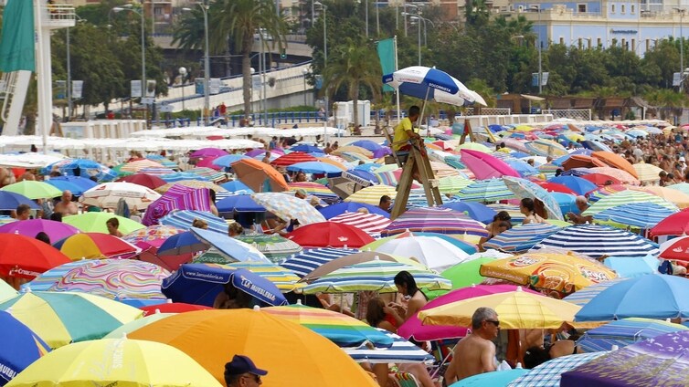 Coto a la guerra de sombrillas en las playas con multas de hasta 750 euros
