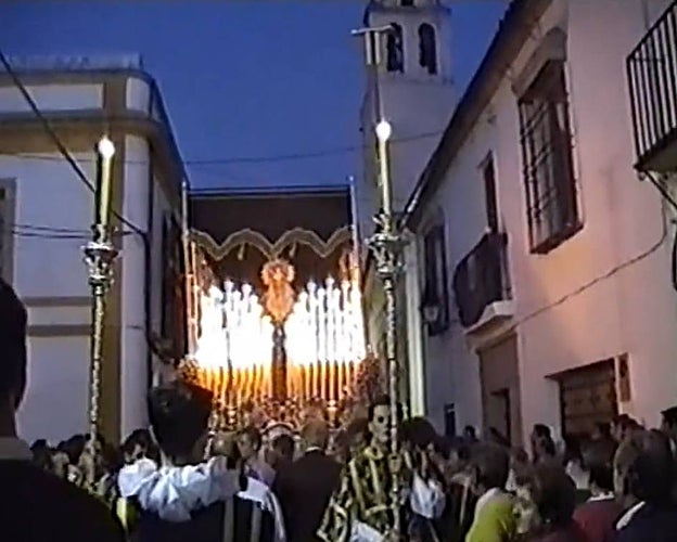 El palio de la Virgen de los Desamparados con la torre de Santiago atrás, en 1998