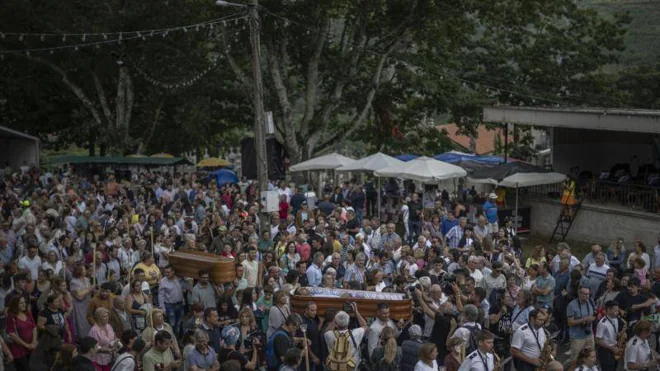 Cientos de personas acompañaron el sábado los dos ataúdes en la romería de Santa Marta de Ribarteme