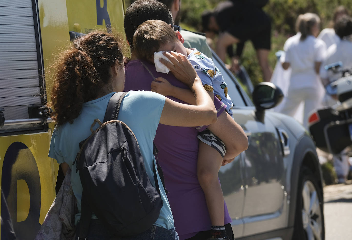 Prestan asistencia a un niño que ha resultado lesionado en el vuelvo del autobús