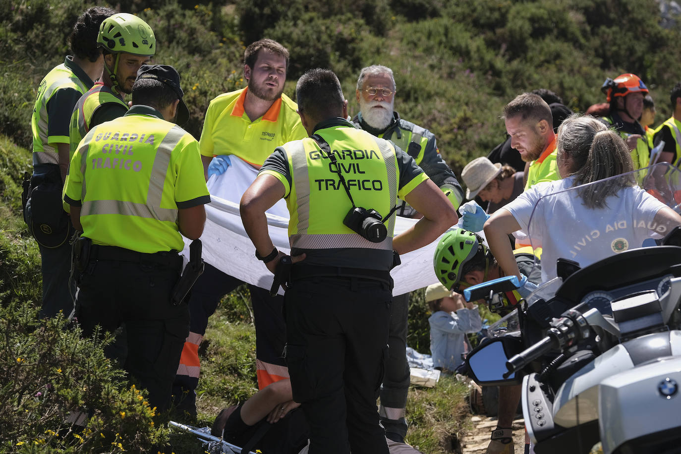 Miembros de la Guardia Civil de Asturias en la zona del accidente de un autobús en los Lagos de Covadonga