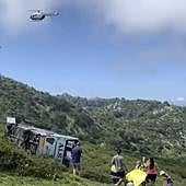 Grave accidente tras volcar un autobús con niños que se dirigía a los Lagos de Covadonga