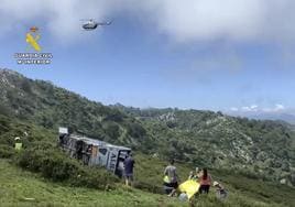 Grave accidente tras volcar un autobús con niños que se dirigía a los Lagos de Covadonga