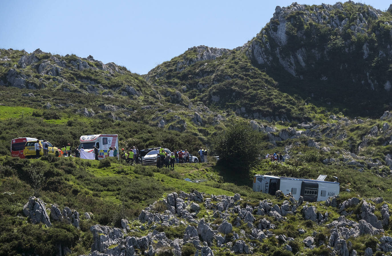 El vehículo volcó y dio dos vueltas de campana.