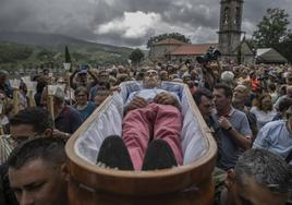 El desafío de un pueblo gallego a su párroco: vuelven a meterse en ataúdes para honrar a su santa