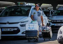 Venta ambulante de comida y tabaco para surtir a los taxis de la T4 del aeropuerto de Barajas