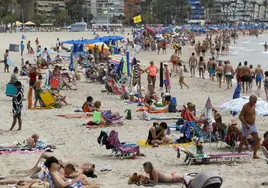 Alertan de los riesgos de comprarle a los mojiteros en la playa de Benidorm: de picar el hielo en el suelo al alcohol barato o soda sin gas