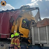 Muere un conductor en un choque de camiones en la A-7 a la altura de la localidad valenciana de Ribarroja de Turia