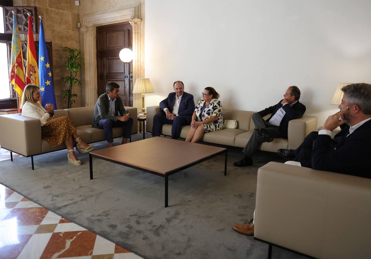 Imagen del encuentro del presidente de la Generalitat Valenciana, Carlos Mazón, con los presidentes de las Cámaras de Comercio