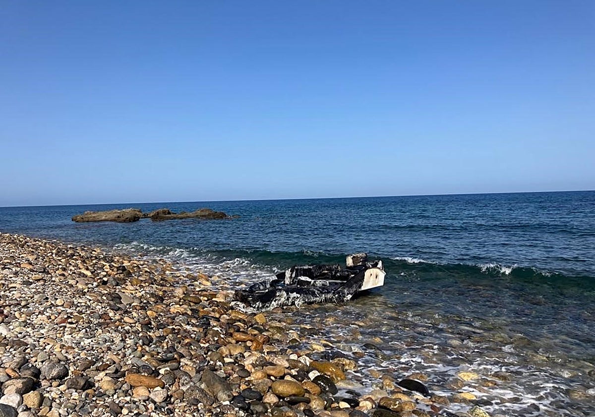 Una de las pateras que llegó a Carboneras fue incediada cuando tocó tierra.