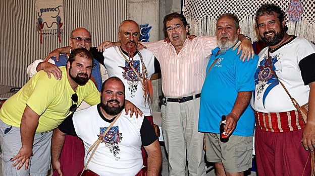 El agente (segundo por la izquierda), también era conocido como dirigente de las fiestas locales en su municipio y en Alicante