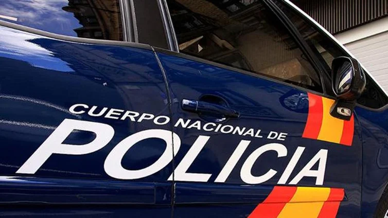 La Policía Nacional rescata a un bebé de ocho meses que se quedó encerrado accidentalmente en el coche de su madre en Guadalajara