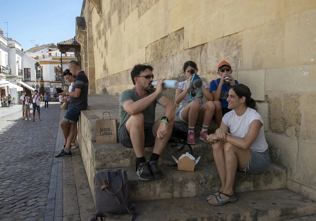 La belleza de Córdoba y las calles estrechas: la épica del turismo a 40  grados