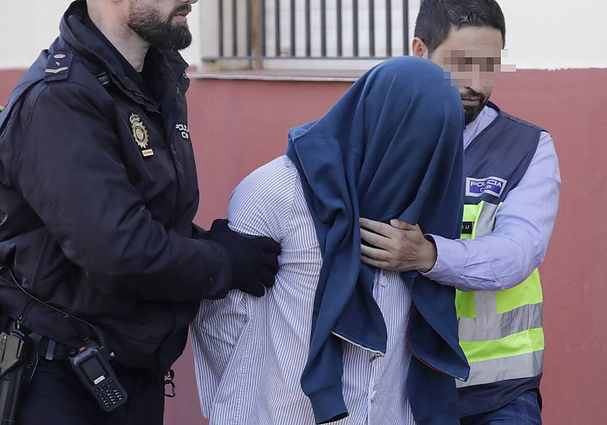 Un detenido por un crimen machista en Sevilla es conducido al domicilio de la víctima para hacer una reconstrucción