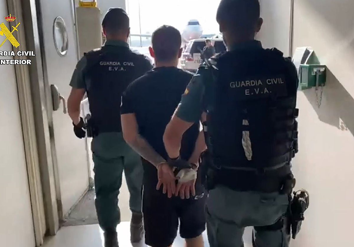 Uno de los miembros de la organización detenidos en la operación