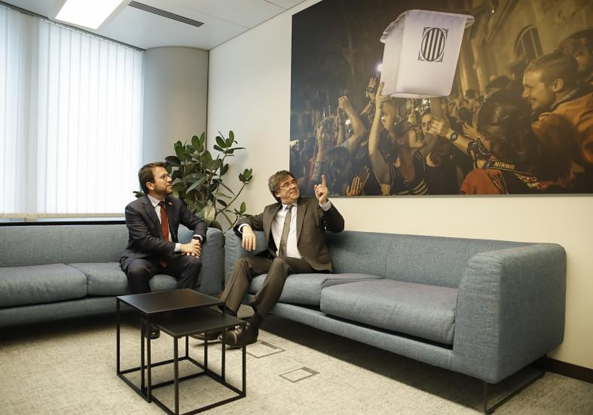 Carles Puigdemont y Pere Aragonès, en el despacho del primero en Bruselas, durante una reunión que mantuvieron el 18 de mayo de 2022
