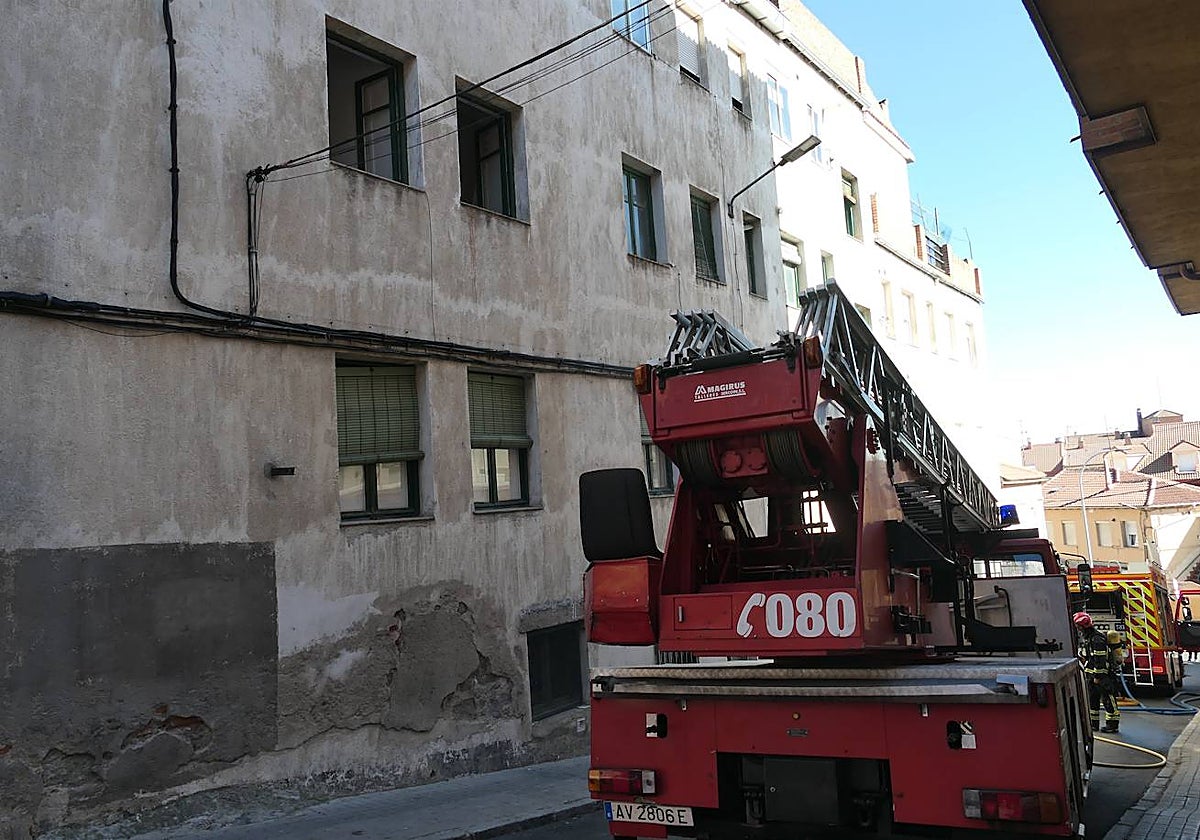 Varias dotaciones de bomberos ante el edificio en el que se ha producido el incendio en Ávila