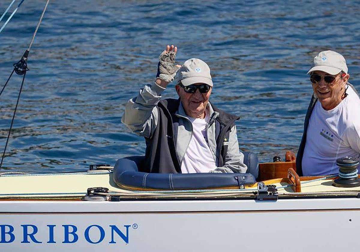 Don Juan Carlos a bordo de El Bribón en su tercer viaje a España