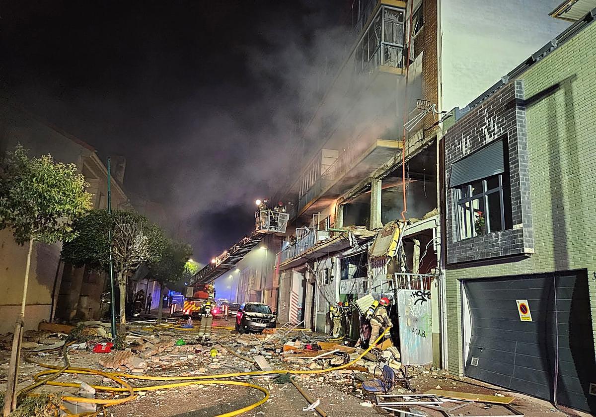 Imagen de la explosión de gas en un bloque de viviendas en Valladolid