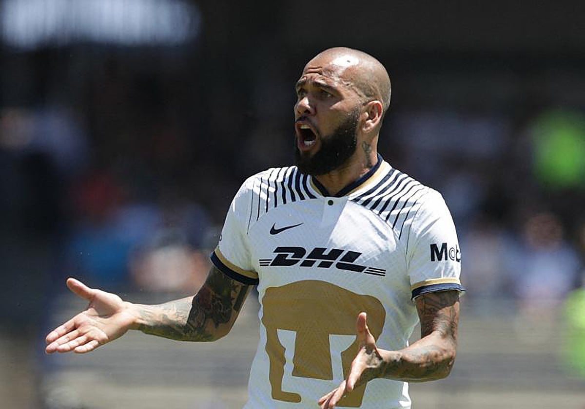 Dani Alves, durante un encuentro con los Pumas de México, en julio de 2022