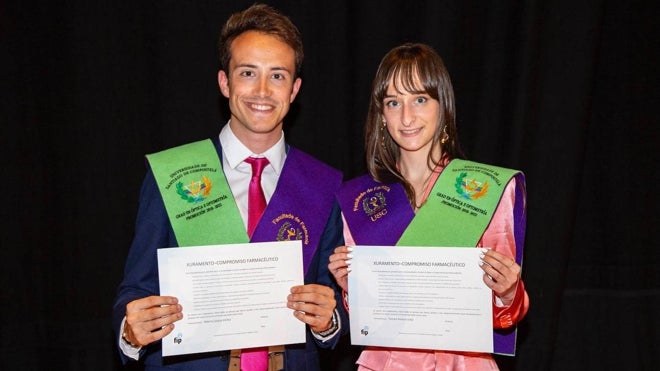Alberto y Tamara, los dos únicos estudiantes de la promoción del doble grado de Farmacia y Óptica de la USC