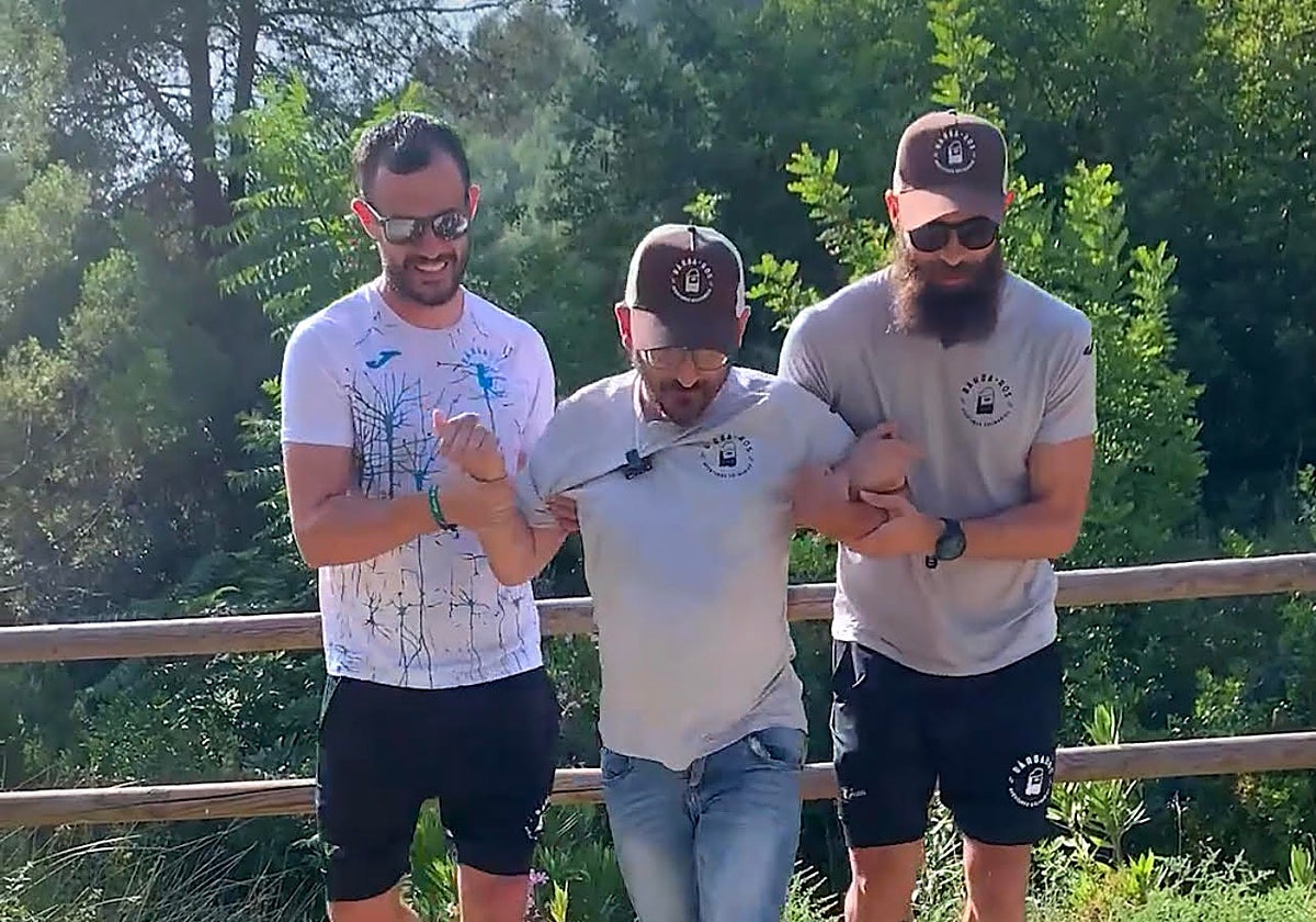 Imagen de tres integrantes del club deportivo valenciano 'Bárba-ros'