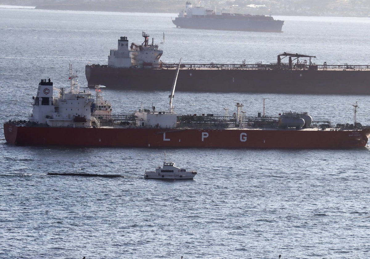 Uno de los buques implicados en el vertido del pasado martes en la Bahía de Algeciras