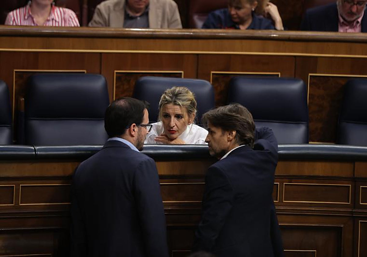 Los ministros Yolanda Díaz y Alberto Garzón con el presidente de Unidas Podemos, Jaume Asens, en un Pleno