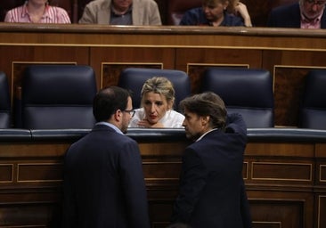 Yolanda Díaz corteja a Puigdemont con llevar el catalán al Congreso