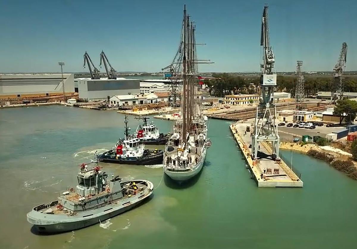 El buque escuela Juan Sebastián Elcano durante las maniobras en San Fernando