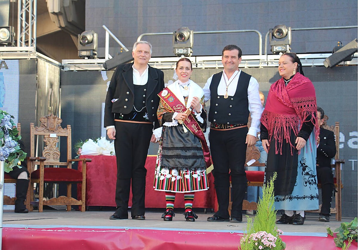 El alcalde de Ciudad Real, Francisco Cañizares, con la Dulcinea y el Pandorgo 2023, Jesús Heredia y Gema Soto