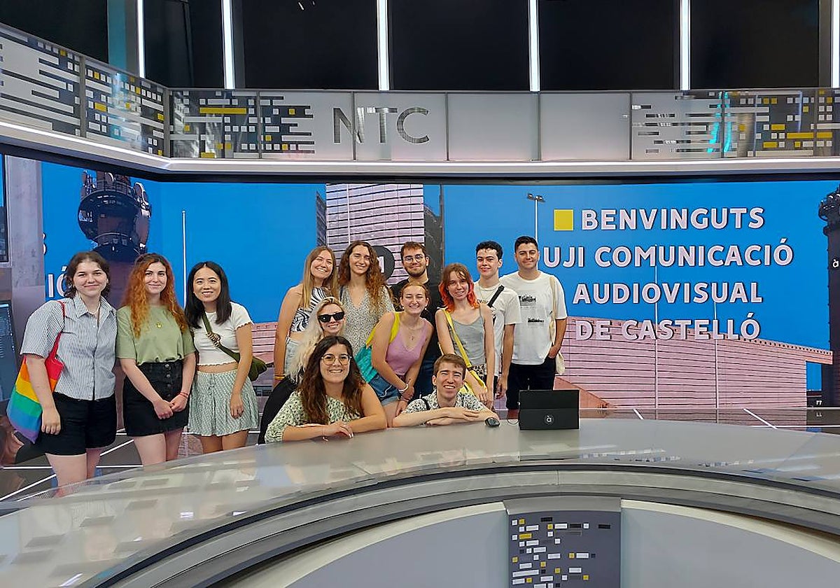 Imagen de la visita de estudiantes de comunicación audiovisual en la UJI en el plató de À Punt