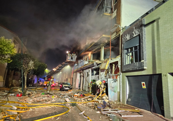 Aparece un perro perdido en la explosión de Valladolid «vivito y coleando»