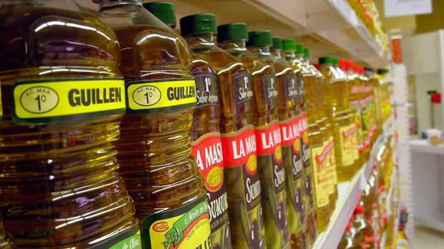 IImagen de archivo de garrafas de aceite de oliva en un supermercado.