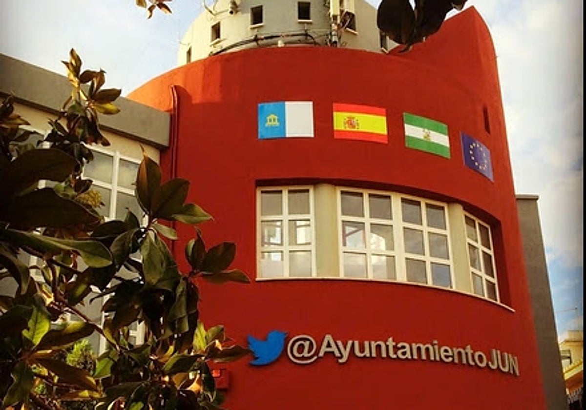 En la fachada del ayuntamiento hay una referencia expresa a Twitter.