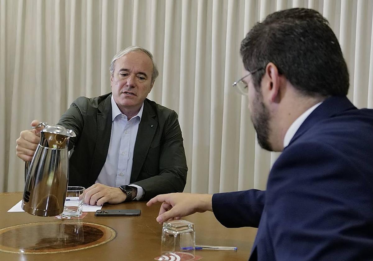 El líder del PP aragonés, Jorge Azcón, con Alejandro Nolasco, de Vox, durante una reunión el pasado junio