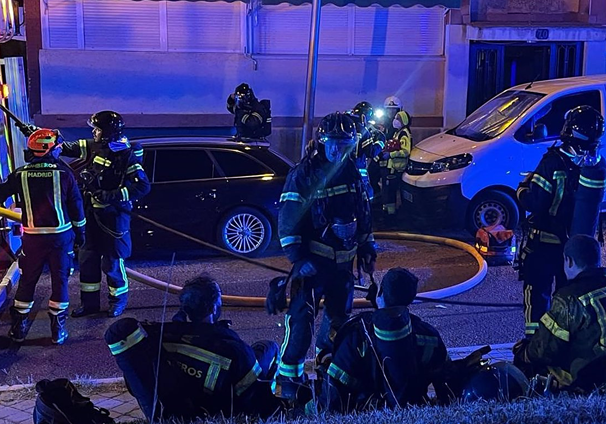 Los bomberos trabajando en la extinción del incendio de la vivienda en Hortaleza