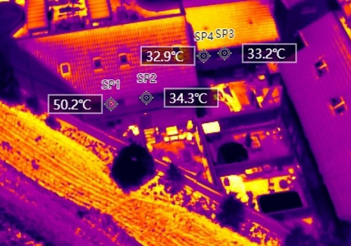 Imagen captada por la cámara térmica del dron 'Palomo'. La vivienda con la plantación tenía 50 grados de temperatura. En el vídeo, imágenes de la plantación obtenidas por la Policía local de Casarrubios.